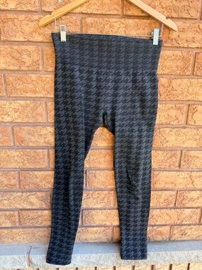 10/$25 • Zac & Rachel Houndstooth Thick Leggings